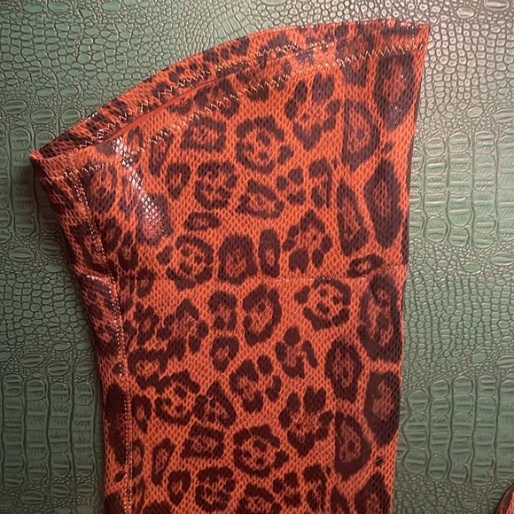 Over-the-knee leopard print pointed-toe boots with side zipper and stretch - Picture 4 of 8